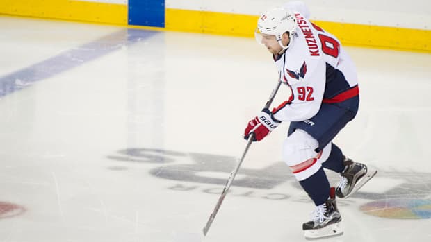 washington-capitals-evgeny-kuznetsov-spinning-pass-alex-ovechkin-video.jpg